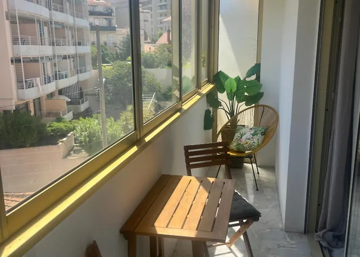 Meuble, Les Tambourins Κάννες